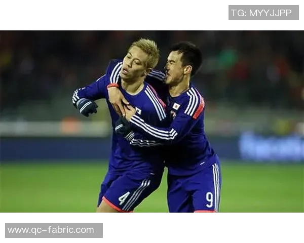 足球球星同款洞洞鞋热销 探秘运动时尚新风潮